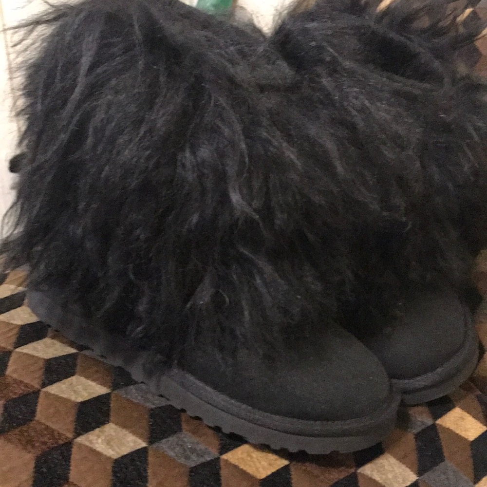 Like new no box Ugg black fur